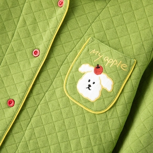 Grüner gesteppter Pyjama mit Hunde-Stickerei und gelber Paspelierung am Taschendetail