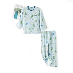 Pyjama enfant en coton bleu clair avec imprimés dinosaures mignons et haut boutonné devant
