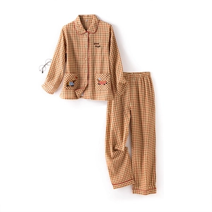 Braunes kariertes Baumwoll-Pyjama-Set mit Good Night Bestickung und Welpentaschen