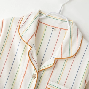 Pigiama in cotone a righe arcobaleno con bottoni in legno e rifiniture arancioni