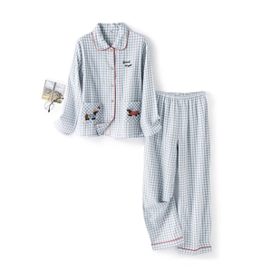 Blau karierter Baumwoll-Schlafanzug mit Good Night Stickerei und roten Paspeln