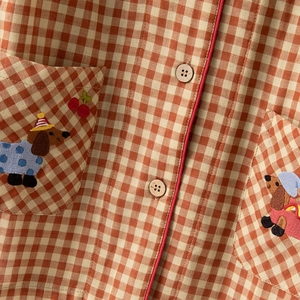 Schlafanzug-Set aus Baumwolle mit Karomuster, Dackel-Stickerei und Holzknöpfen in Orange-Beige