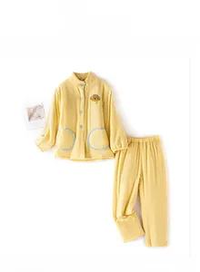 Détail du pyjama thermique jaune pour enfants avec broderie de chien et boutons bleus