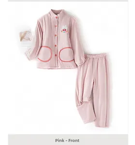 Détail d'un pyjama en flanelle rose pour enfants avec broderie lapin et tissu doux