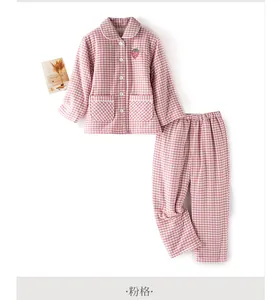 Détail du pyjama thermique en coton à carreaux roses avec broderie de fraise