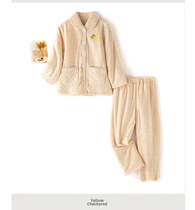 Détails à plat de l'ensemble pyjama thermique en coton à carreaux jaunes pour enfants avec canard