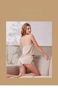 Détail de l'ensemble de pyjama en satin beige avec dos lacé et bordure en dentelle élégante