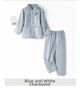 Détail d'un pyjama épais à carreaux pour enfants avec broderie dinosaure et poches