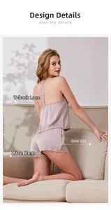 Détail de pyjama en satin avec bordure dentelle dos nageur et short fendu sur les côtés
