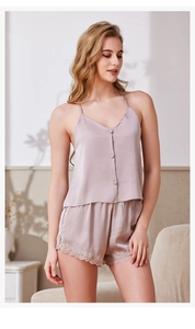 Détail d'un ensemble de pyjama en satin lilas avec caraco col en V et short en dentelle