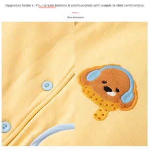 Détails de vêtements chauds jaunes pour enfants avec boutons en résine et broderie