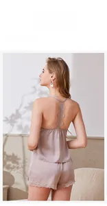 Détail de l'ensemble pyjama en satin violet fumé avec dentelle et fini soyeux