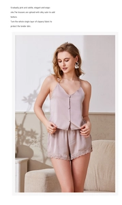 Détail du caraco en satin et du short assorti avec dentelle délicate en rose poudré