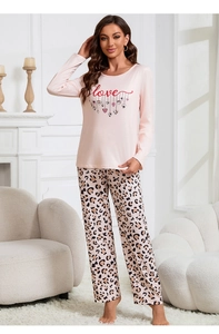 Dettaglio del top del pigiama rosa a maniche lunghe con stampa love e pantaloni leopardati
