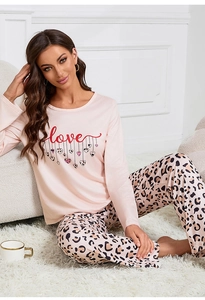 Dettaglio top rosa maniche lunghe con stampa love e pantaloni relax con stampa leopardata