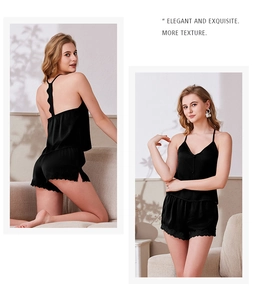 Vues avant et arrière d'un pyjama en satin noir avec débardeur et short en dentelle
