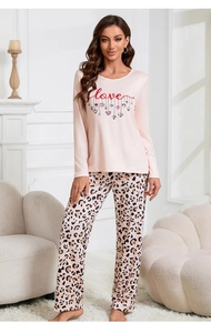 Dettaglio del top del pigiama rosa a maniche lunghe con stampa love e pantaloni leopardati