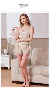 Vue détaillée du pyjama en satin de soie rose séchée avec dentelle sur le short