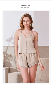 Détail d'un ensemble de pyjama en soie rose séchée avec décolleté en V et short en dentelle