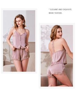 Détail d'un ensemble pyjama en satin avec bordure en dentelle et boutons rose poudré