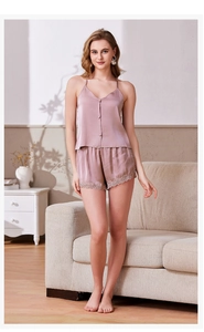 Ensemble de pyjama en soie rose poudré avec dentelle, caraco et short pour la maison