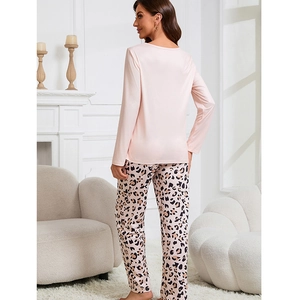 Set pigiama donna con maglia rosa e pantaloni leopardati abbigliamento casa comodo