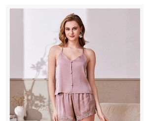 Vue détaillée de l'ensemble nuisette en satin rose avec dentelle et boutons décoratifs