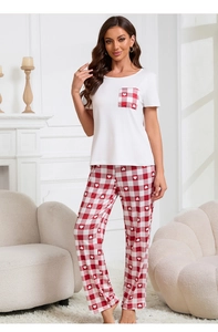 Dettaglio della t-shirt bianca con tasca a quadri e pantaloni a quadri con cuori