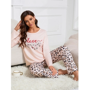 Pigiama rosa a maniche lunghe con stampa love e pantaloni leopardati per abbigliamento relax