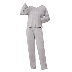 Ensemble pyjama gris minimaliste avec haut à manches longues boutonné et pantalon ample