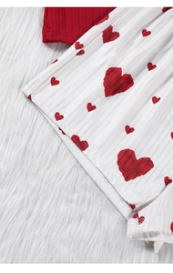 Détail du tissu en maille côtelée à motif cœur rouge pour cet ensemble pyjama femme