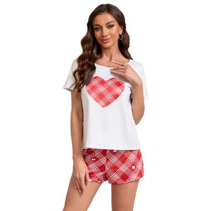 Ensemble homewear d'été pour femme avec t-shirt à cœur et short à carreaux rouge