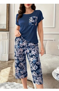Dettaglio del top del pigiama a maniche corte blu navy e pantaloni capri stampati