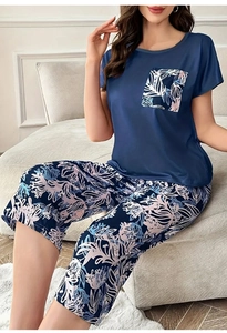 Dettaglio del pigiama blu navy a maniche corte con taschino e pantaloni floreali