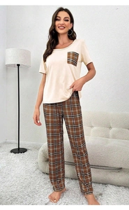 Détail de l'ensemble de pyjama en coton avec haut à manches courtes et pantalon à carreaux
