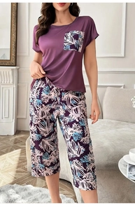 Pigiama da donna con top a maniche corte viola scuro e pantaloni capri floreali