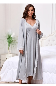 Dettaglio del set da notte grigio con pizzo bianco su vestaglia e camicia da notte