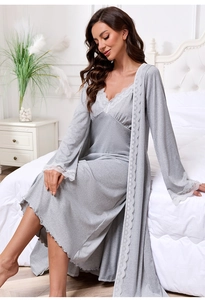 Dettaglio del set da notte grigio con raffinati bordi in pizzo bianco su collo e vestaglia