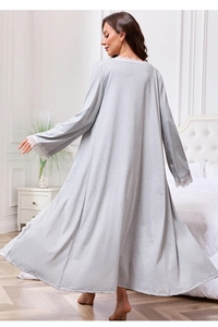 Vista posteriore di camicia da notte lunga grigia con pizzo bianco e tessuto morbido