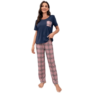 Pyjama femme 2 pièces avec haut marine manches courtes et pantalon à carreaux rose
