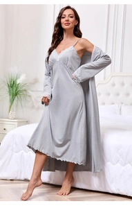 Dettaglio del set da notte grigio con pizzo bianco sullo scollo a V e sui polsini