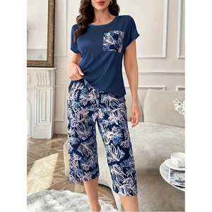 Pigiama estivo due pezzi da donna con top blu navy a maniche corte e pantaloni con stampa a foglie