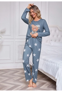 Détail de pyjama bleu gris avec imprimé ours mignon et pantalon aux motifs étoiles