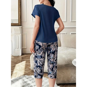 Vista posteriore di un completo pigiama estivo da donna con top blu e pantaloni floreali