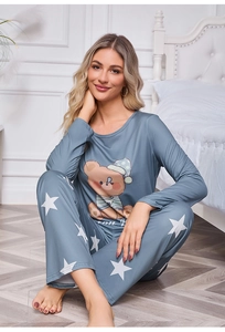 Détail de l'imprimé ours sur le haut de pyjama bleu et le pantalon au motif d'étoiles