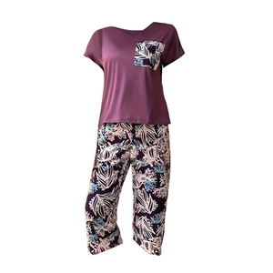 Set pigiama da donna con top a maniche corte e pantaloni con stampa floreale a 3/4