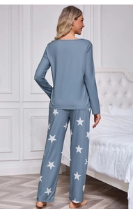 Vue détaillée du dos de cet ensemble pyjama pour femme avec pantalon à motif d'étoiles