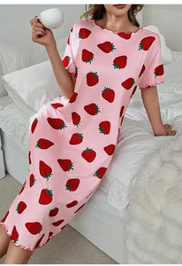 Dettaglio della camicia da notte rosa con stampa fragola, orlo a balze e tessuto fresco