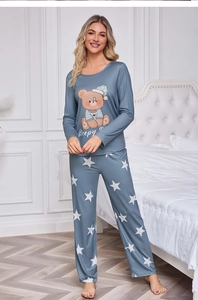 Détail d'un pyjama bleu à manches longues avec imprimé ours mignon et pantalon étoilé