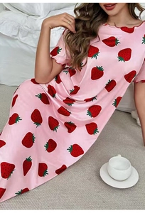 Dettaglio della camicia da notte in raso rosa con stampa fragole e colletto a balze